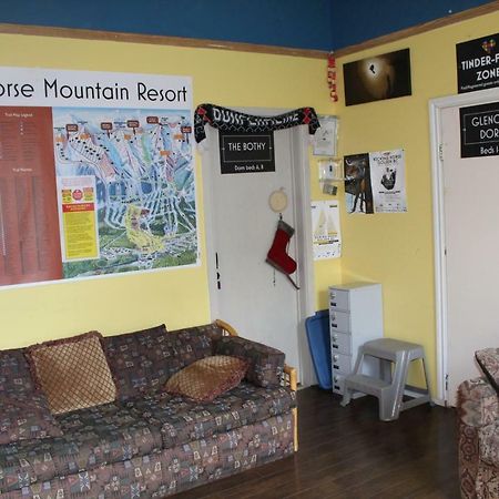 Kicking Horse Backpacker Hostel Golden Luaran gambar