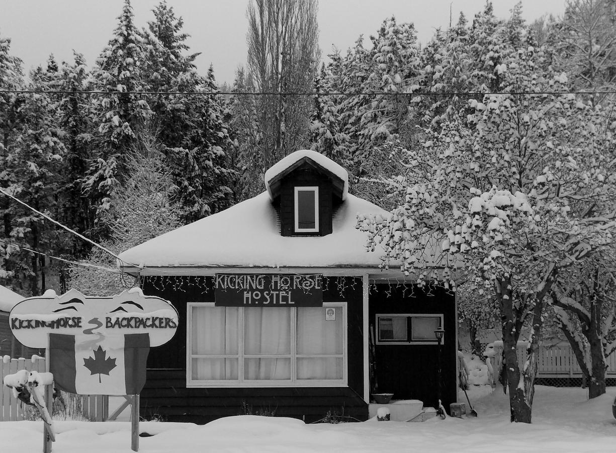 Kicking Horse Backpacker Hostel Golden Luaran gambar