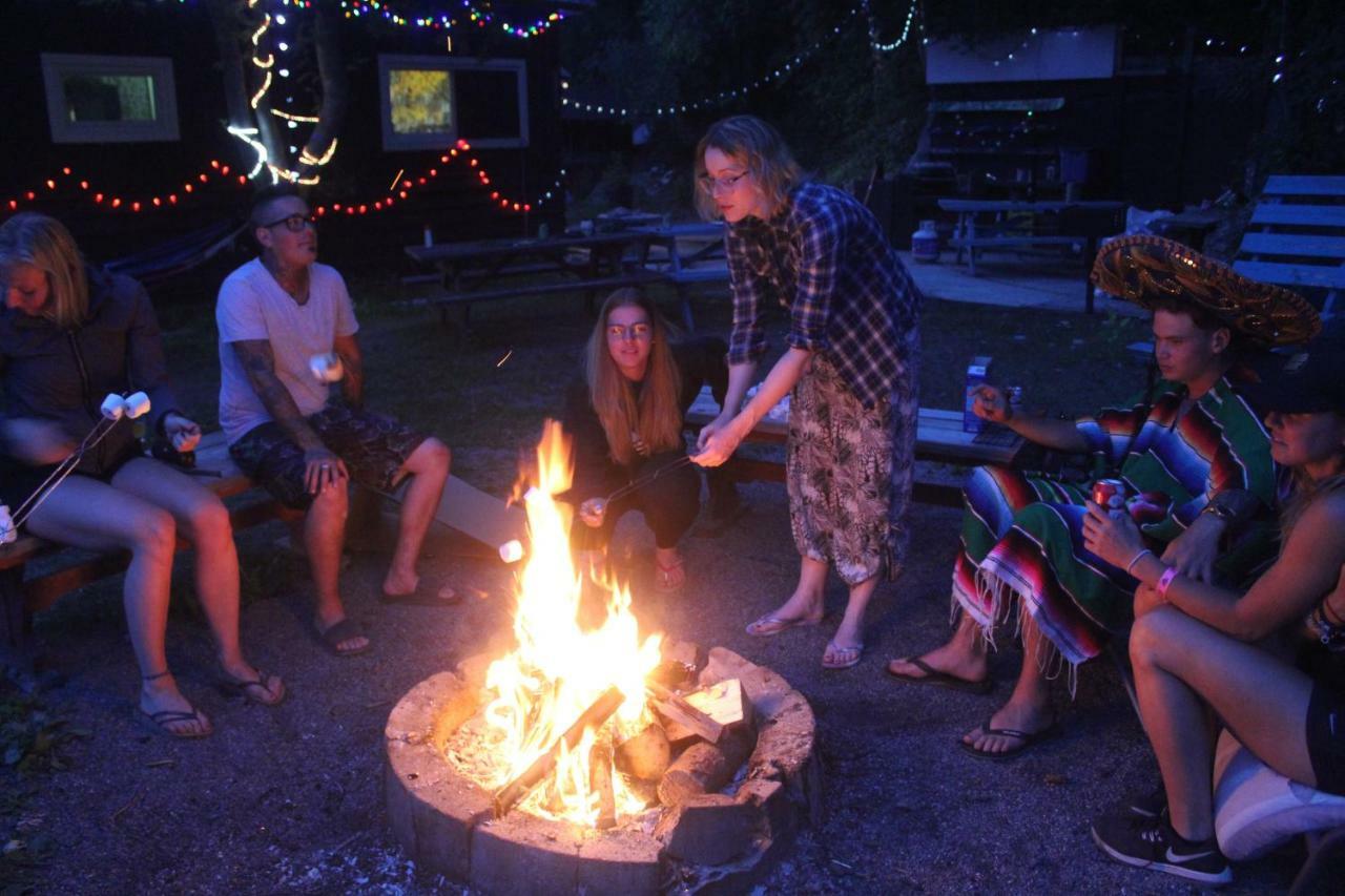 Kicking Horse Backpacker Hostel Golden Luaran gambar