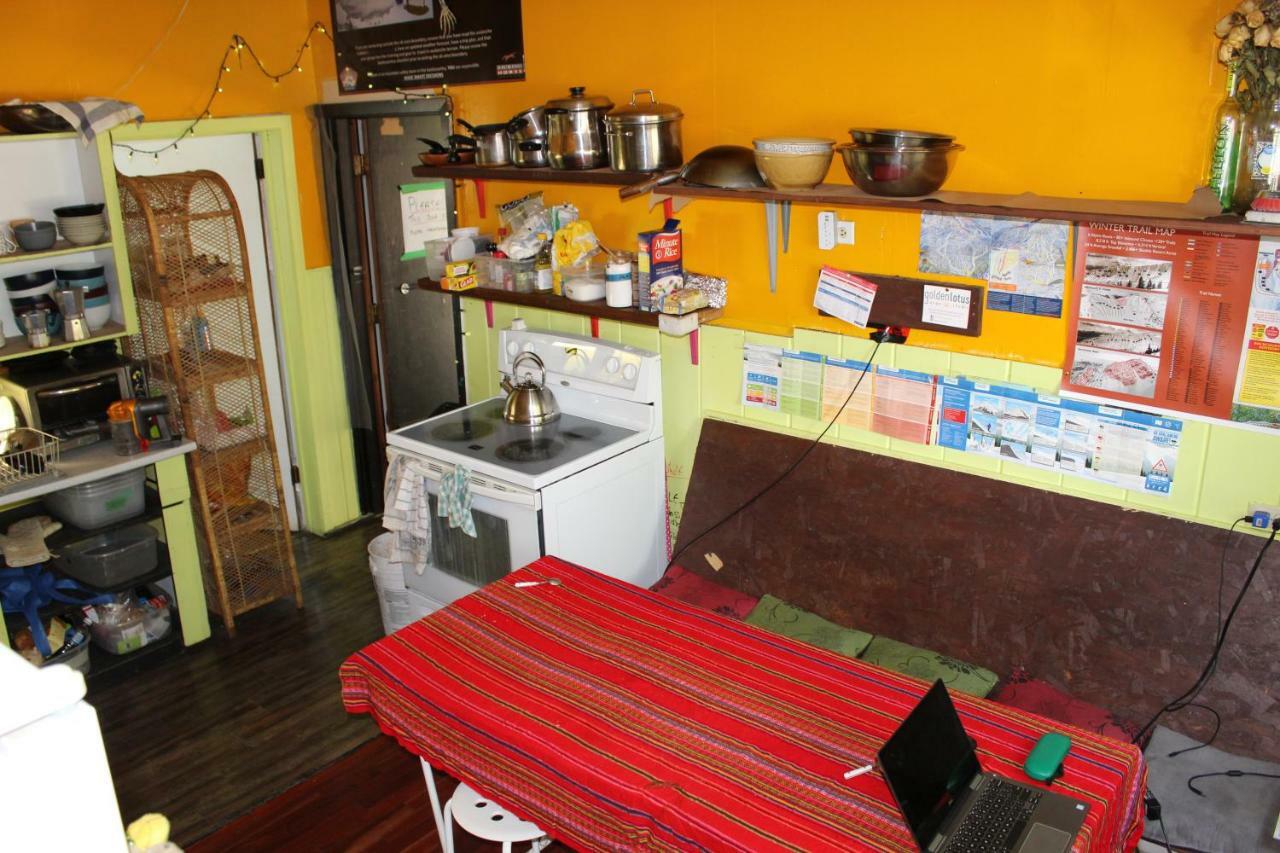 Kicking Horse Backpacker Hostel Golden Luaran gambar