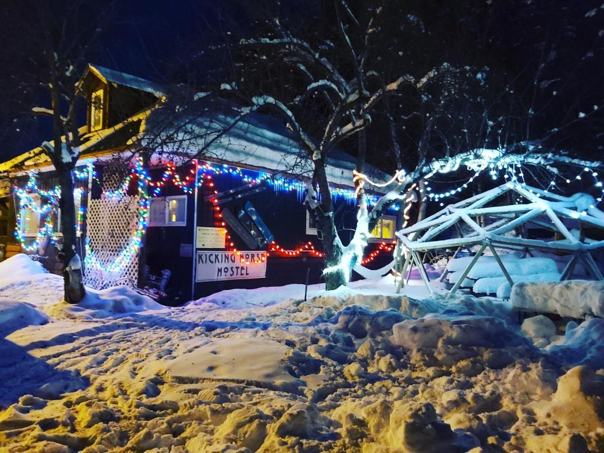 Kicking Horse Backpacker Hostel Golden Luaran gambar